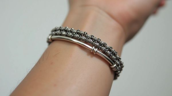Pourquoi le fil élastique a gagné la bataille du bracelet à empiler