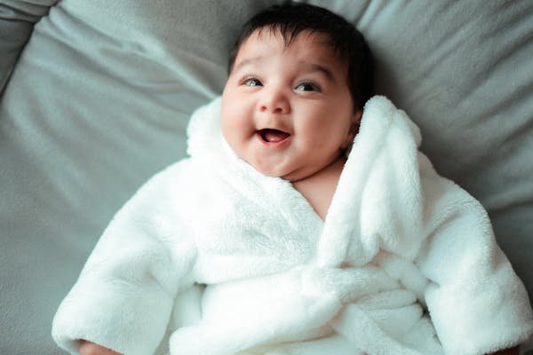 Robe de chambre bébé : confort et douceur au quotidien